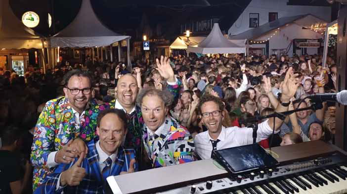 OVZuidland's tweet photo. JMHW is terug op de Ring! 🎶 

Verwacht een muzikale reis door de Nederlandse popgeschiedenis met knallende medleys van o.a. Golden Earring, Doe Maar en Bløf 🎸 

Kom meezingen en genieten tijdens twee live sets (16:00–17:00 &amp; 17:30–18:30) 🎉 

#Koningsdag https://t.co/zOhRF7X8ei