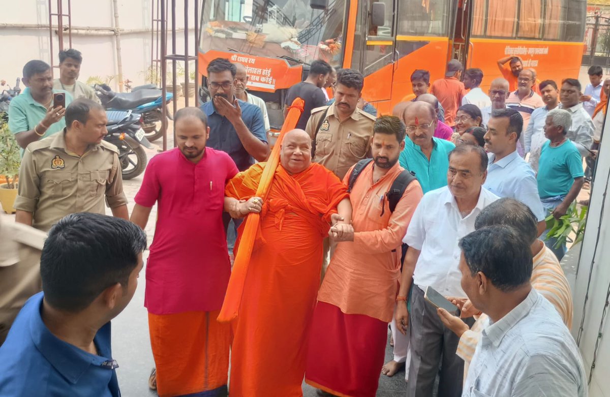 prabhatkhabar's tweet image. सीतामढ़ी: तुलसी पीठाधीश्वर जगद्गुरु रामभद्राचार्य पुनौरा धाम पहुंचे. मां सीता की प्राकट्य भूमि पर आगमन. मिथिला राघव परिवार ने किया स्वागत. शाम 5 बजे से श्रीराम कथा शुरू हुई. पहले मां जानकी मंदिर में किया दर्शन.
सीतामढ़ी से रतिकांत झा की रिपोर्ट.
#Sitamarhi #Bihar #RamKatha