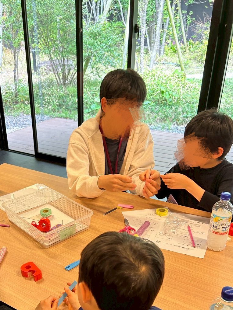 feeleducation's tweet photo. こんにちは！F.E.E.L.です！
本日は薬院にて、「ビー玉万華鏡を作ろう！」のイベントを行いました✨️
鏡を使って反射について学び、万華鏡の仕組みを知ることができました💡

講義のあとは、好きな色のビー玉と折り紙を選んで、自分だけの万華鏡の完成！
万華鏡を覗いて模様の変化を楽しみました☺️ https://t.co/aySNaqJYyK