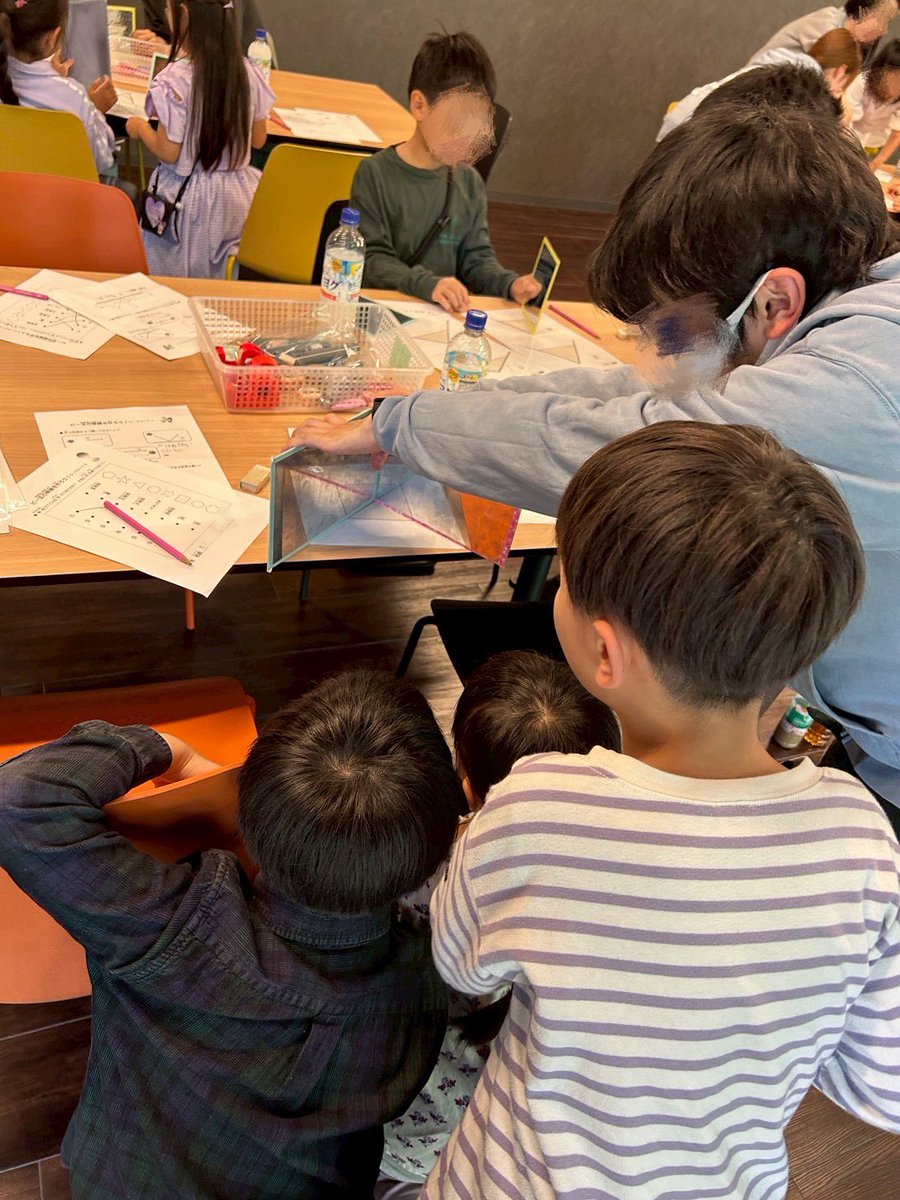 feeleducation's tweet photo. こんにちは！F.E.E.L.です！
本日は薬院にて、「ビー玉万華鏡を作ろう！」のイベントを行いました✨️
鏡を使って反射について学び、万華鏡の仕組みを知ることができました💡

講義のあとは、好きな色のビー玉と折り紙を選んで、自分だけの万華鏡の完成！
万華鏡を覗いて模様の変化を楽しみました☺️ https://t.co/aySNaqJYyK