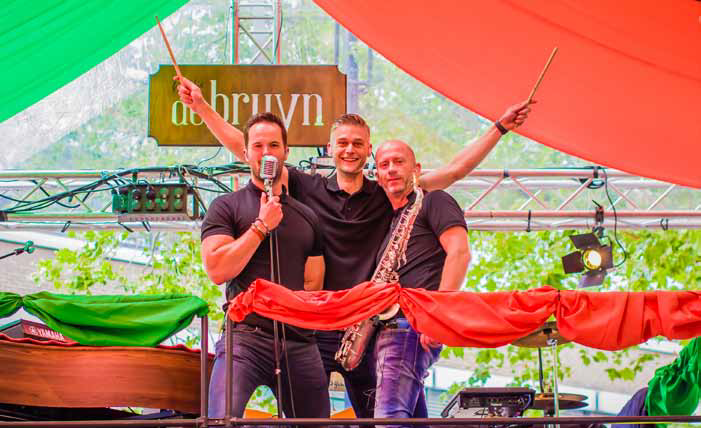 OVZuidland's tweet photo. 🎉 Feest op de Ring! 

Sluit Koningsdag traditiegetrouw af met een knallende muziekavond 🎶 Met livebands en een DJ wordt het één groot spektakel. 

Geniet van de bar en lekker eten van lokale ondernemers. 

Dit wil je niet missen! 🇳🇱 https://t.co/L1rhmUjQiP