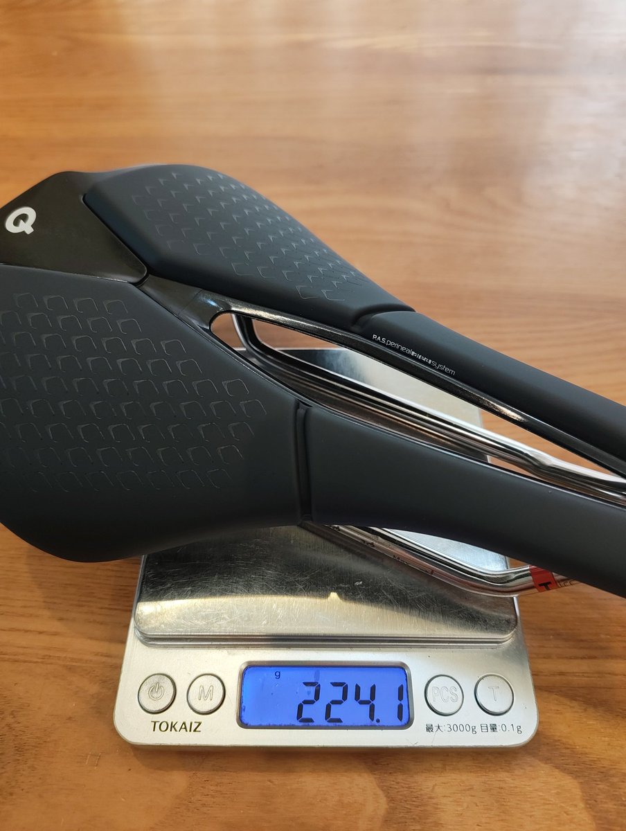 Makoto_Hosoya3's tweet photo. サドル幅=140mm、実測重量= ↓
シェル部分が、カーボン製らしいが ...(プラスティック製?🤔)
#プロロゴ
#prologo https://t.co/yQs9sUOCW1