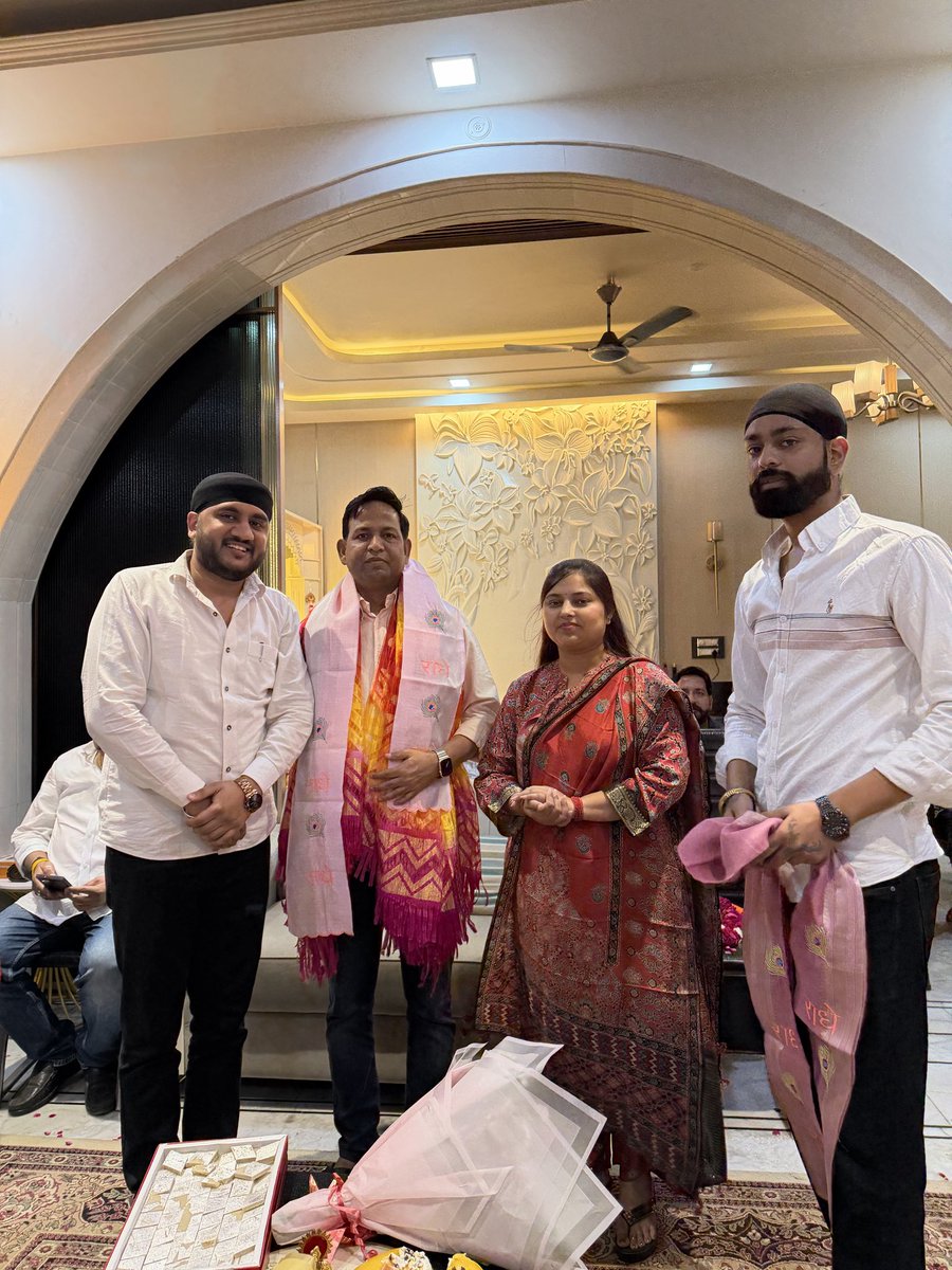 SaviBjp's tweet photo. खुर्जा की लोकप्रिय विधायक बड़ी बहन श्रीमती मीनाक्षी सिंह जी के आवास पर जाकर हमारे बड़े भाई आईआरएस ऑफिसर आदरणीय श्री अनुभव सिंह जी (कमिश्नर साहब )भाईसाहब को जन्मदिन की बधाई एवं शुभकामनाएं दी । 
प्रभु श्री राम से आपके उत्तम स्वास्थ्य एवं सुखद जीवन की कामना करता हूं । https://t.co/LBiNluIXfs