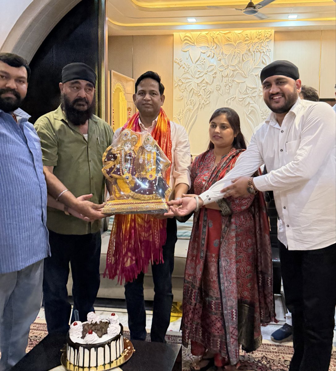 SaviBjp's tweet photo. खुर्जा की लोकप्रिय विधायक बड़ी बहन श्रीमती मीनाक्षी सिंह जी के आवास पर जाकर हमारे बड़े भाई आईआरएस ऑफिसर आदरणीय श्री अनुभव सिंह जी (कमिश्नर साहब )भाईसाहब को जन्मदिन की बधाई एवं शुभकामनाएं दी । 
प्रभु श्री राम से आपके उत्तम स्वास्थ्य एवं सुखद जीवन की कामना करता हूं । https://t.co/LBiNluIXfs