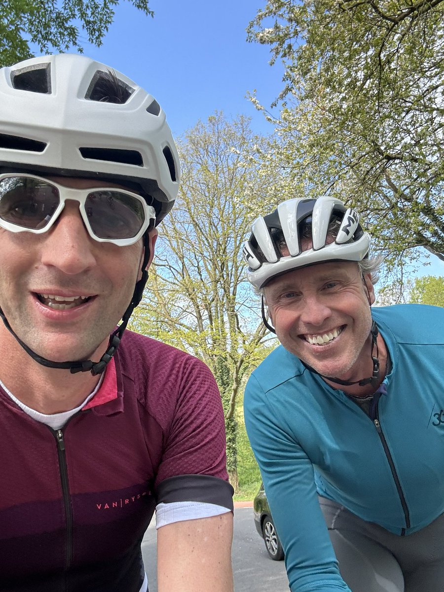 DonMolDon's tweet photo. @BoogerdLive echt top op de Loorberg ff samen op de foto! Top commentator met een olifant geheugen 👌 #jeugdidool https://t.co/kN5GvTzbYT