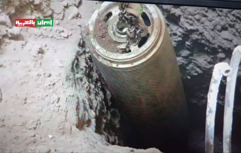 iraninarabic_ir's tweet photo. قائد منطقة مقاومة  البسيج في ورامين: إن قنبلة تزن طنًا واحدًا لم تنفجر، بعد 6 أيام من الجهود المتواصلة التي بذلتها فرق الكشف والتحييد التابعة لفيلق طهران، تم إخراجها من عمق 16 مترًا تحت الأرض ونقلها إلى نقطة آمنة دون أي أضرار. https://t.co/SyHXYKD270