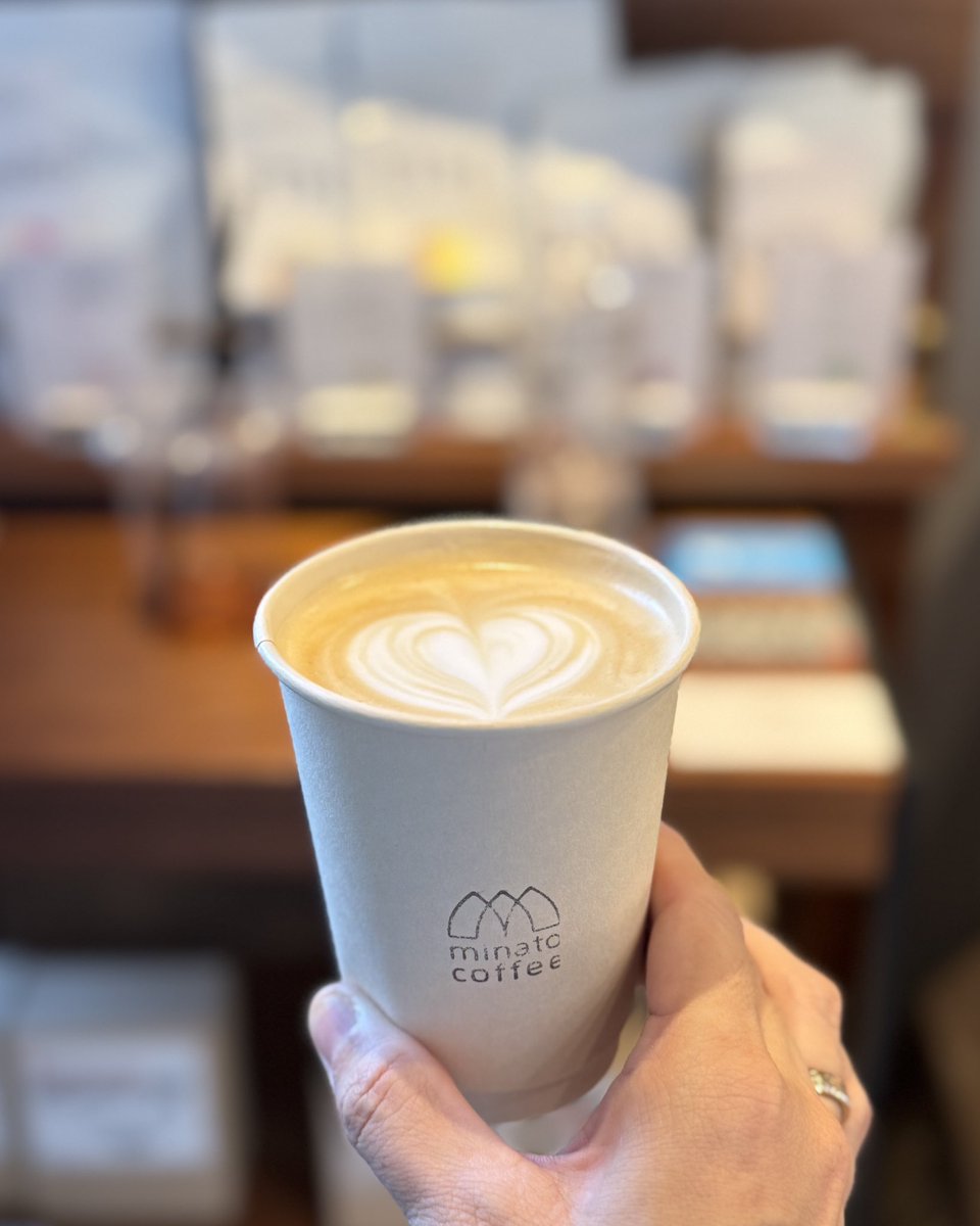 新シーズンおめでとうございます㊗️
美しさと骨太と緊迫感と煌びやか…押し寄せる波に飲み込まれながらショスタコーヴィチの世界に没入。監督の第一声「定期会員の皆様更新ありがとうございます」に感激。かなフィルファンの皆様と「今年度もよろしくお願いします」のご挨拶で愛あふれる1日に乾杯✨