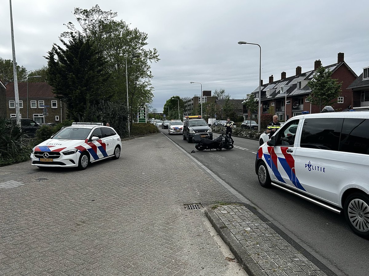 Luvri84's tweet photo. Motorrijder maakt schuiver op de #Kruisbroekweg in #Naaldwijk. Gelukkig vielen de verwondingen erg mee en bleef het beperkt tot materiële schade. https://t.co/SE6OnlwFYd
