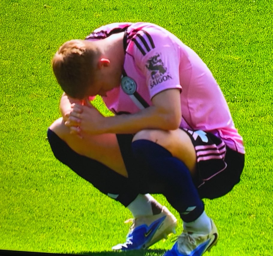 LeicesterFanTV's tweet image. It’s all over.
Portsmouth win 1-0.
Another useless performance 
Simple chances missed
Goal conceded to easily
Manager has no impact.
Subs tame.
We deserve to be relegated.
No fan would disagree ?
#lcfc #leicester