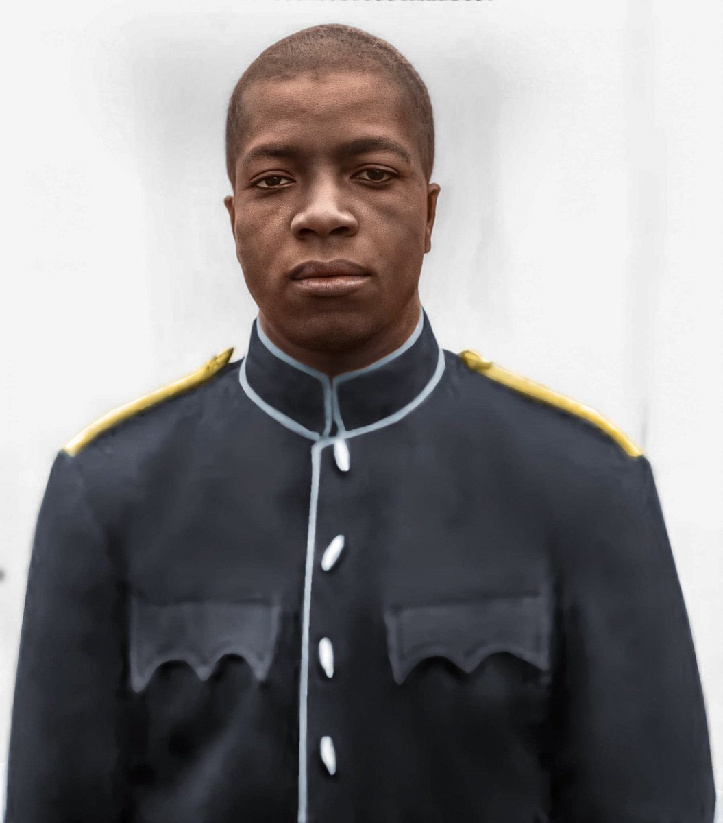 🔻Carlos Grey-Molay

Nacido en Barcelona el 4 de julio de 1913. Combatiente durante la Guerra Civil, se exilió y fue deportado a Mauthausen. Era el único prisionero negro, "rojo" y español.

Logró sobrevivir hasta el día de la liberación el 5 de mayo de 1945.