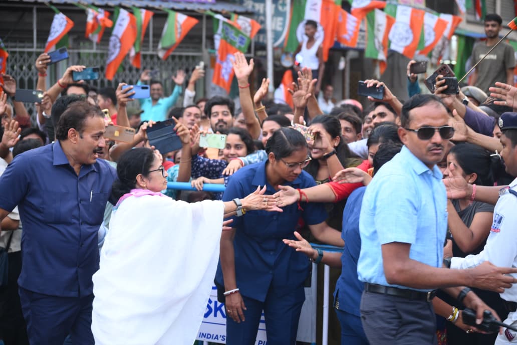 AITCofficial's tweet image. Howrah did not just welcome Didi today. It embraced her. Crowds pressing forward to catch a glimpse. Hands reaching across barriers. Voices rising in unison.

And Smt. @MamataOfficial, walking among her people, waving back, reaching out, meeting every outstretched hand with her