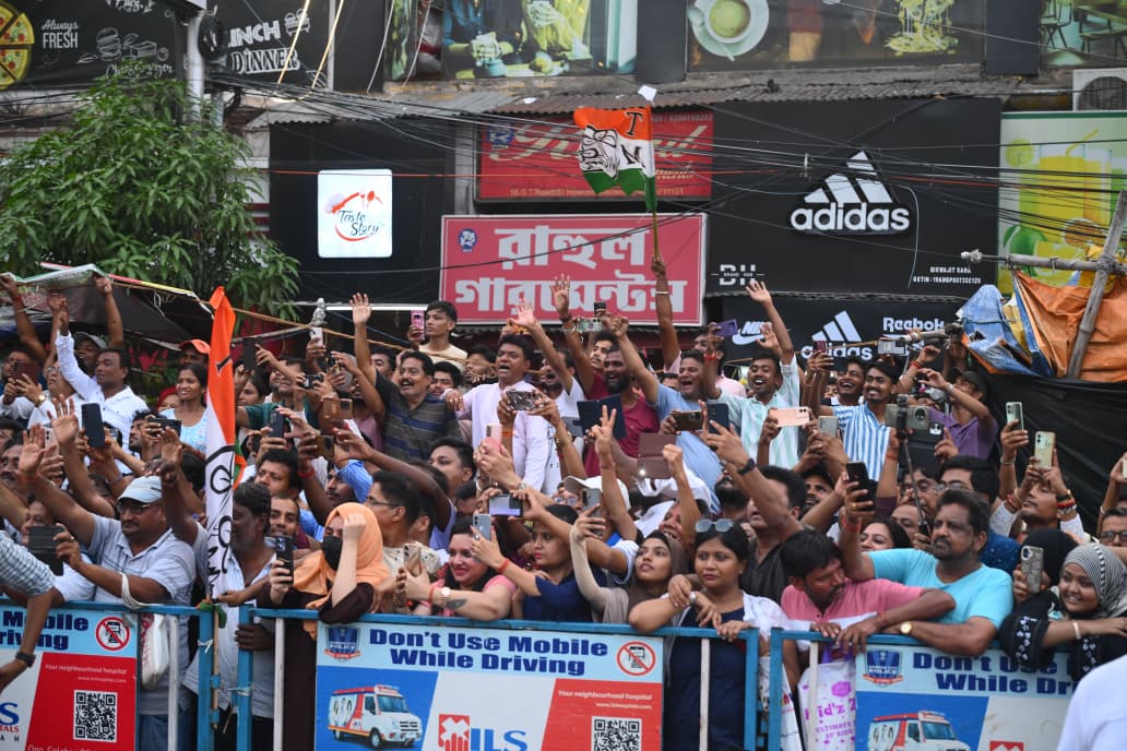 AITCofficial's tweet image. Howrah did not just welcome Didi today. It embraced her. Crowds pressing forward to catch a glimpse. Hands reaching across barriers. Voices rising in unison.

And Smt. @MamataOfficial, walking among her people, waving back, reaching out, meeting every outstretched hand with her