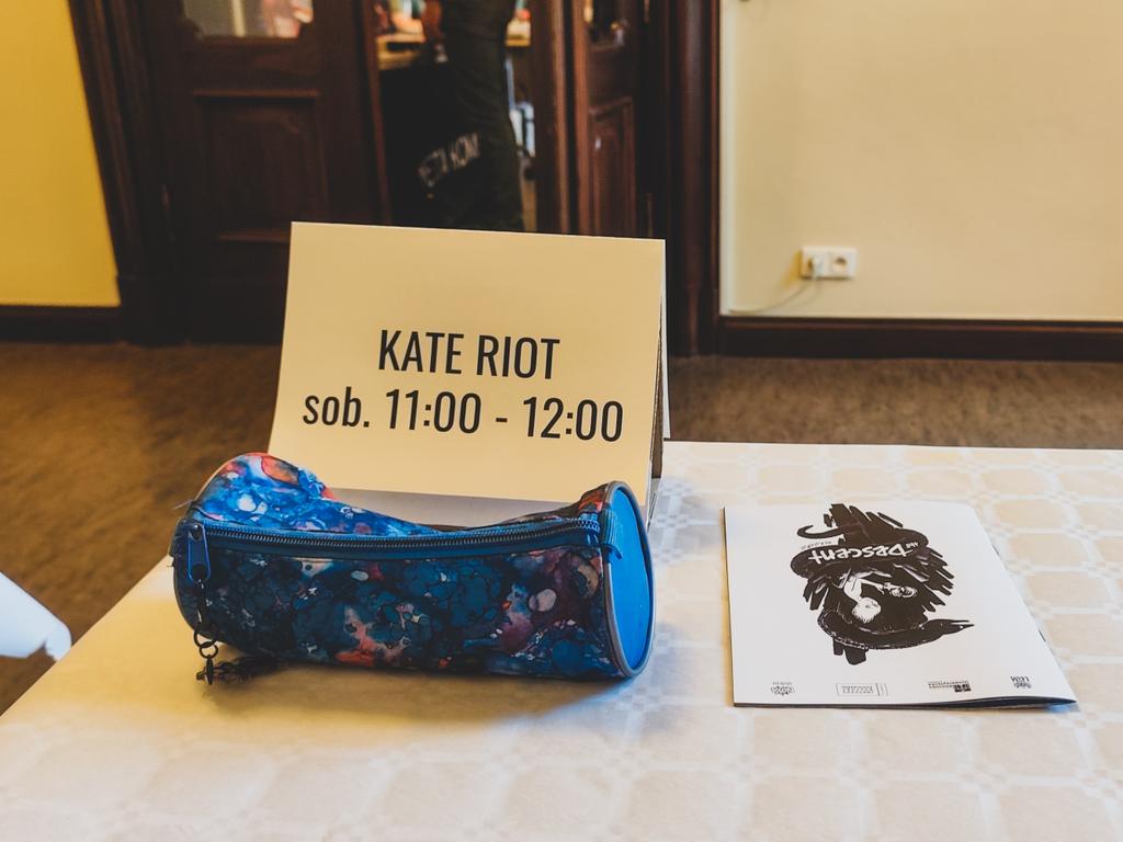 KateRiot tweet media