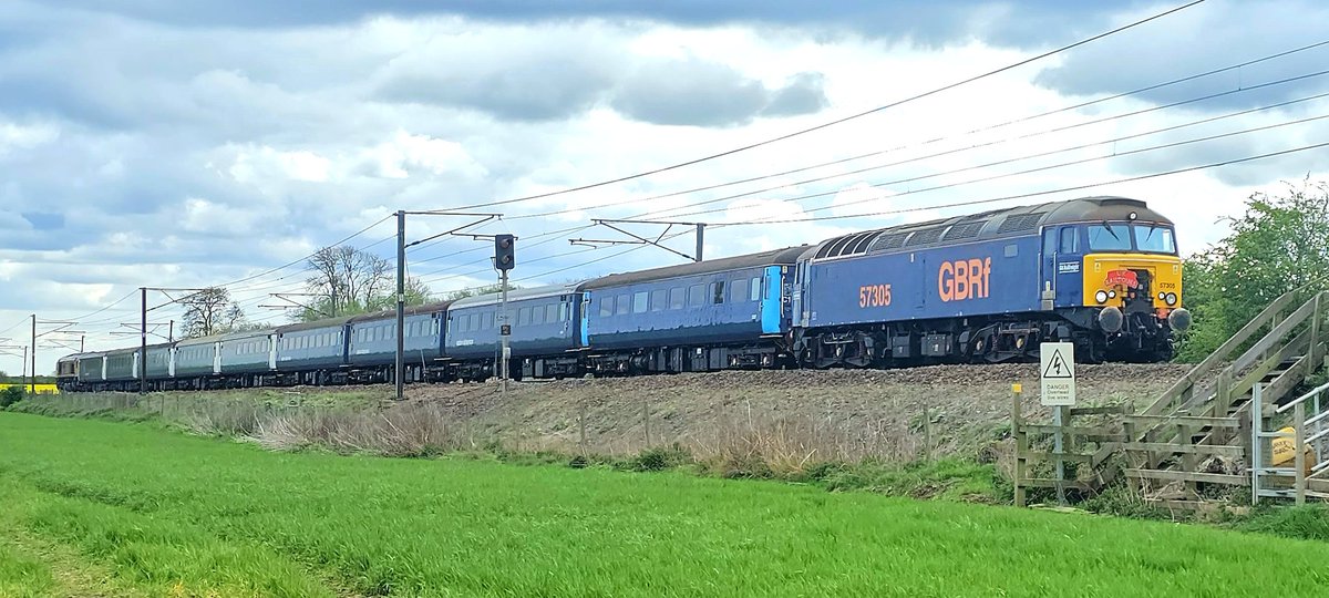 Harrod15S's tweet image. 2nd leg of #UKRailtours charter with 57305 &amp;amp; 66790 at Adwick this afternoon 17/4/26 working 1Z32 Doncaster works (Wabtec) to Hunslet Tilcon GBRf (good to bump into @lewis_reading47 &amp;amp; Sam 👍👍) #class57 #class66 #trains #GBRf #Adwick