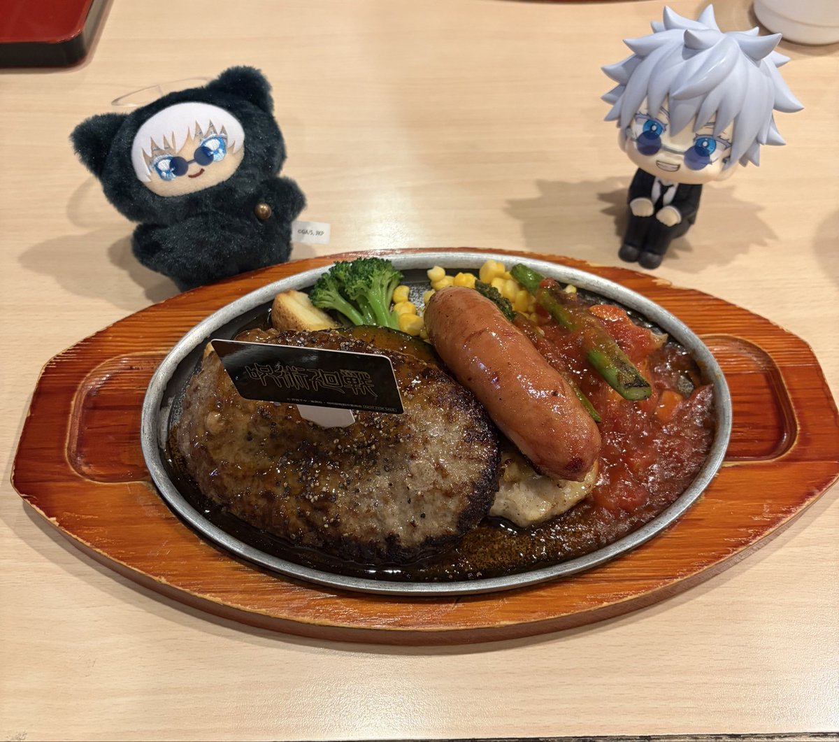 kimetsulove's tweet photo. TVアニメ『呪術廻戦』とジョイフルのコラボが始まったと聞いて行ってきました🍴✨

私と父で協力して抽選で50名に当たる"アクリルブロック"をゲットするためにコラボメニューを3品いただいてきました😋

どれも美味しかったー！またコラボ期間内に行こうかな🤭💕
#呪術廻戦ジョイフル回游 #呪術廻戦 https://t.co/w7M6zgbbOL