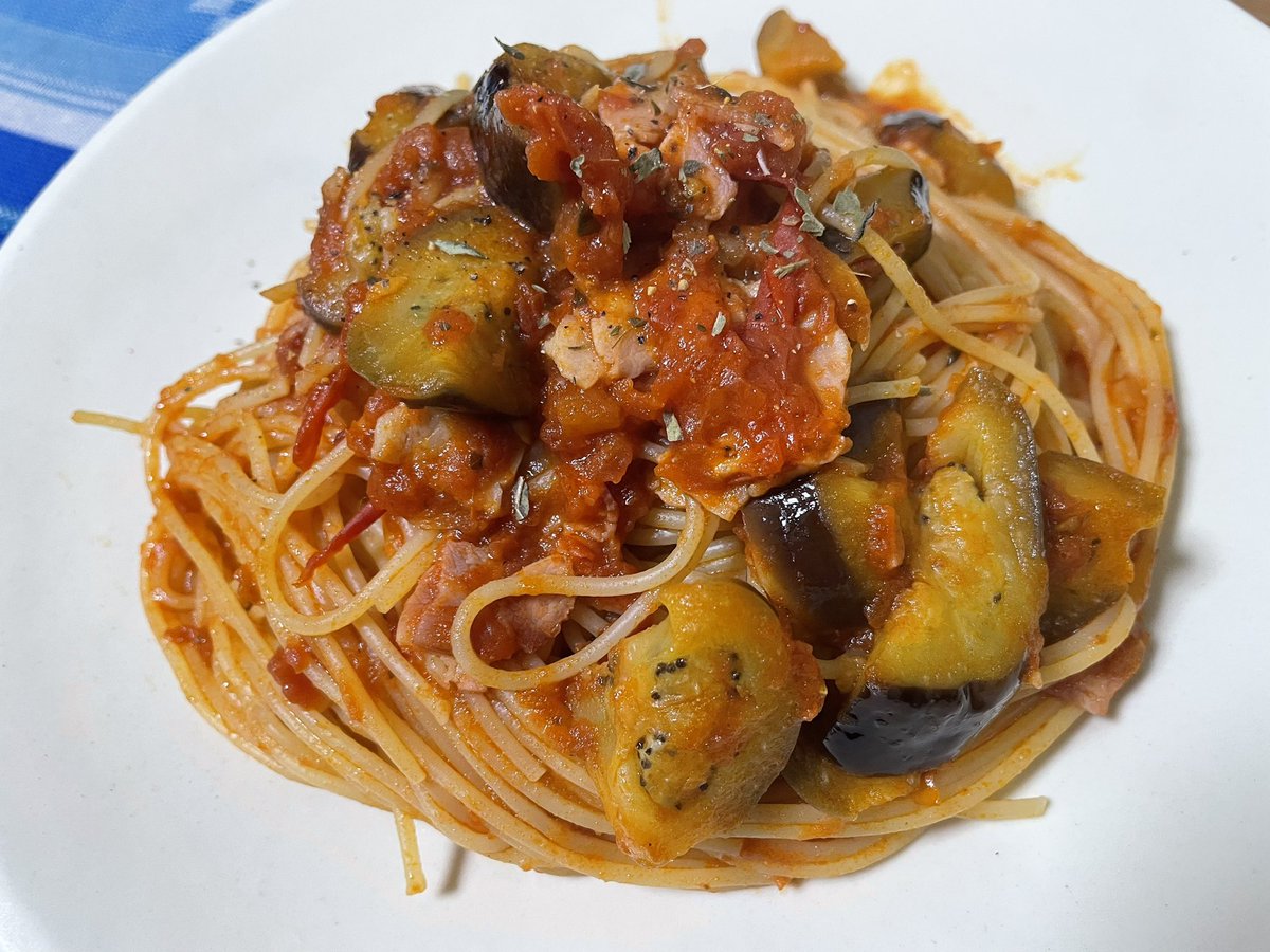 Tomo_Mrk3B01's tweet image. The first pasta cooking in a while!
The main for #dinner tonight is Eggplant, bacon, and tomato pasta😋
The eggplants look heated thoroughly, tasty essence from the bacon melted into the sauce. Must be tasty! Let’s eat!
#cookingathome 
#おうちごはん 
#twinglish 
#Twitter家庭料理