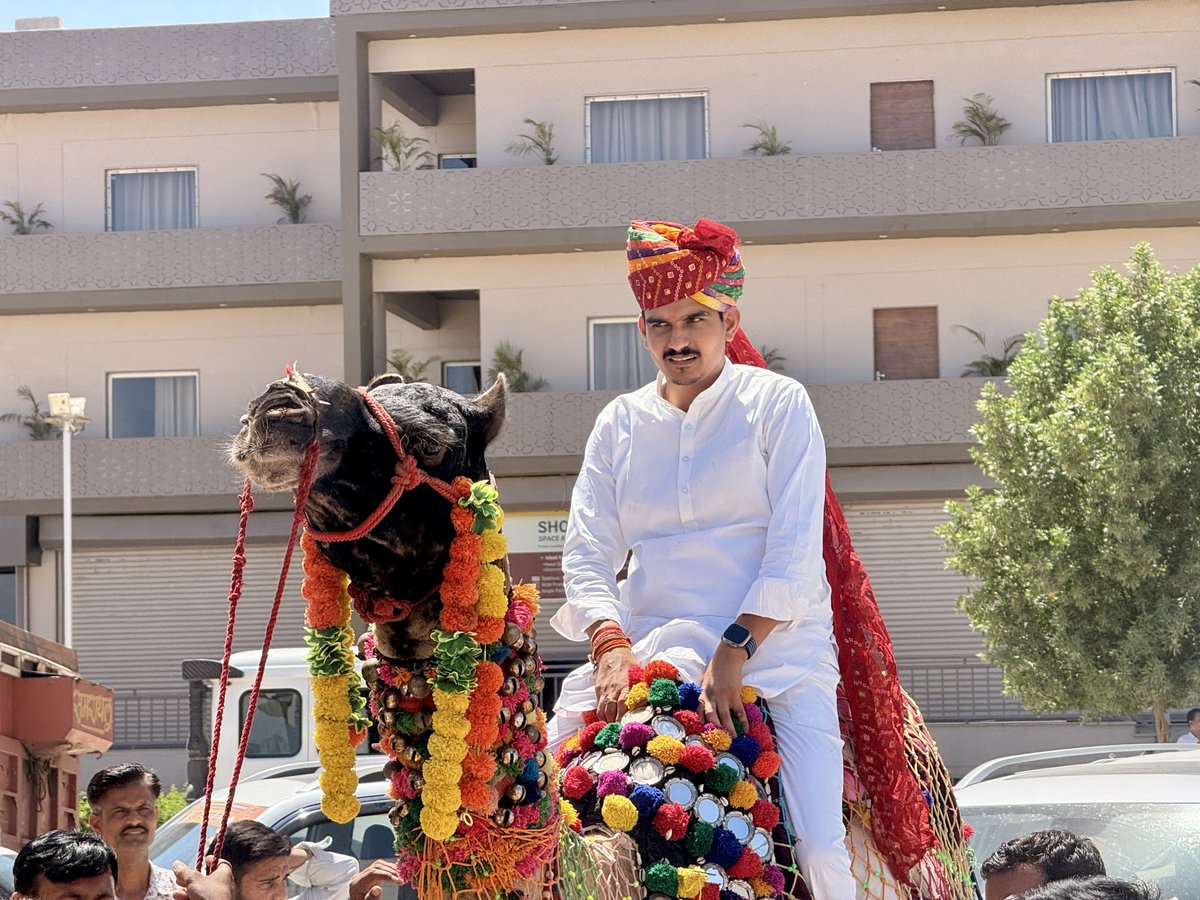 ShankarGora's tweet image. आज संघटनात्मक प्रवास के दौरान बालोतरा से जालौर जाते समय आप सभी से मिले स्नेह और प्रेम से मैं अभिभूत हूँ।  
आप सभी द्वारा दिए गए सम्मान और आदर के लिए आपका आभारी रहूँगा।
आपका यह स्नेह सदैव मेरे लिए प्रेरणा का स्रोत बना रहेगा।

 #shankargora  #BJYM #BJP #rajasthan  #jalore