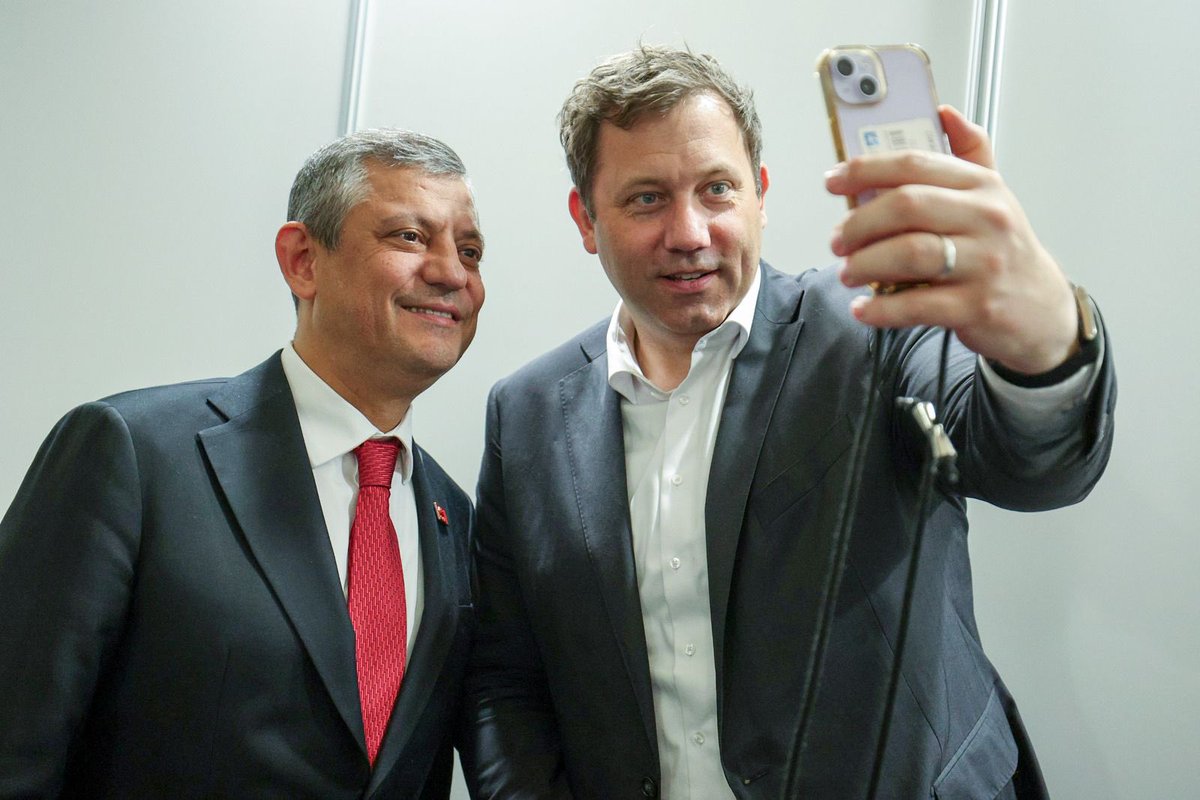 herkesicinCHP's tweet photo. Genel Başkanımız Özgür Özel, İspanya’nın Barselona şehrinde düzenlenen Küresel İlerici Seferberlik toplantısının ikinci gününde Almanya Şansölye Yardımcısı ve Almanya Sosyal Demokrat Partisi Eş Genel Başkanı Lars Klingbeil ile bir araya geldi. https://t.co/qLGPc8sjmC