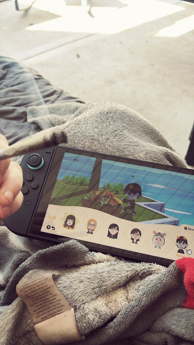 GrahamCr4cker's tweet photo. i love being a chud and smoking weed and playing with my little guys https://t.co/DcTQz9egSF