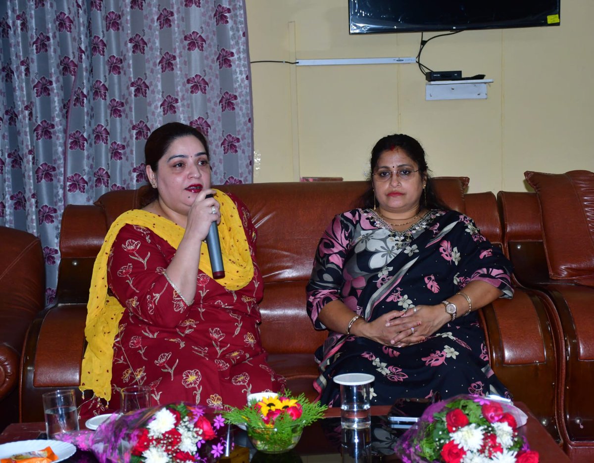 Rcwa101raf's tweet photo. #101RAF में #Health_Day_Focus_on_Womens_Health कार्यक्रम RCWA Head श्रीमती स्मिता भारती के नेतृत्व में आयोजित हुआ।
विनीता हॉस्पिटल की डॉ. रितु बावेजा ने महिलाओं को स्वास्थ्य,संतुलित आहार एवं नियमित जांच के प्रति जागरूक किया।
यह पहल एक स्वस्थ व जागरूक समाज की ओर महत्वपूर्ण कदम है। https://t.co/ndcTPHQKsu