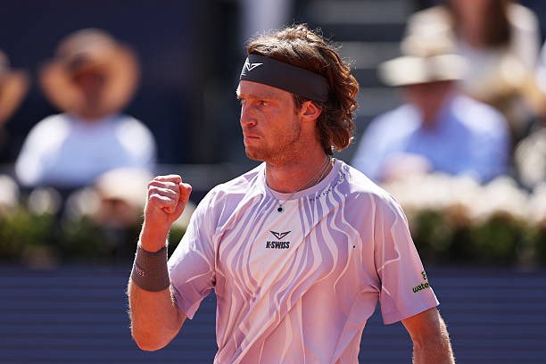 Rublev d. Hamad Medjedovic 3-6 6-2 6-2

Andrey comes back from a set down to reach his first final of the season. 

He’s only dropped 1 set this week. 

Great problem solving against an opponent who came out swinging.
 
✅1st Barcelona final

Finding top form on the clay. 💜