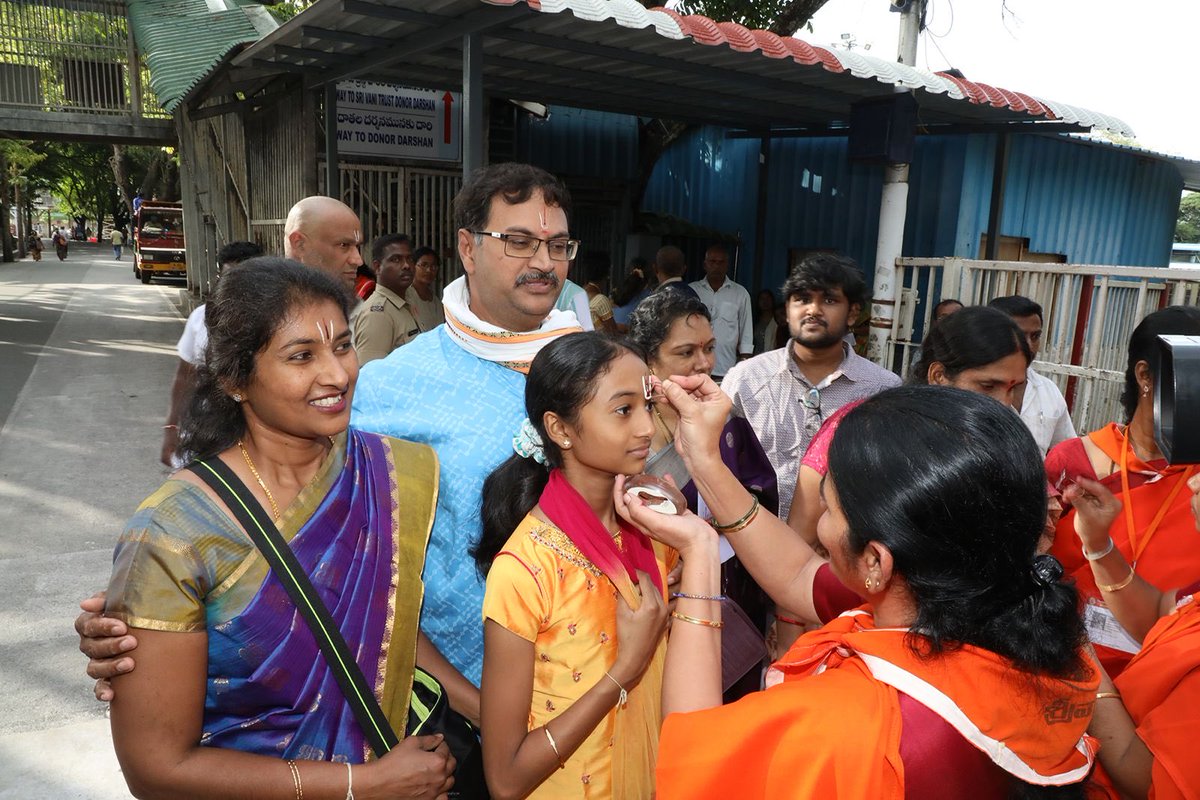 TTDevasthanams's tweet image. Tirunama Seva is being offered to devotees at multiple locations in Tirumala Venkateswara Swamy Temple. This sacred tilak inspires devotion and righteous living. Devotees can avail this seva free of cost.

#ttd #tirumala