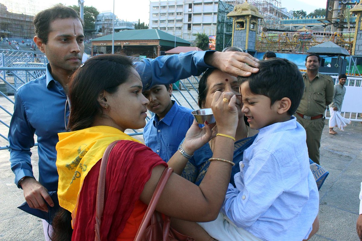 TTDevasthanams's tweet image. Tirunama Seva is being offered to devotees at multiple locations in Tirumala Venkateswara Swamy Temple. This sacred tilak inspires devotion and righteous living. Devotees can avail this seva free of cost.

#ttd #tirumala