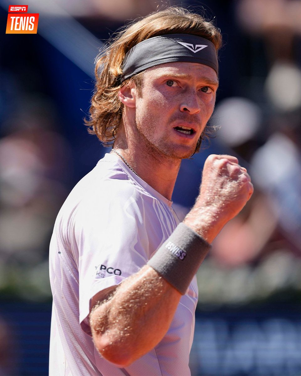ESPNtenis's tweet image. ¡PRIMERA FINAL DE LA TEMPORADA! 🤩

Tremenda semana de 🇷🇺 Rublev que avanzó a la definición de #Barcelona tras un 3-6, 6-2 y 6-2 sobre 🇷🇸 Medjedovic. 

🏆 Buscará el título del ATP 500 ante Jodar o Fils.