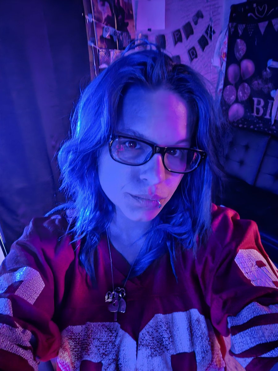 Sasha 🔜 Frozen tweet media