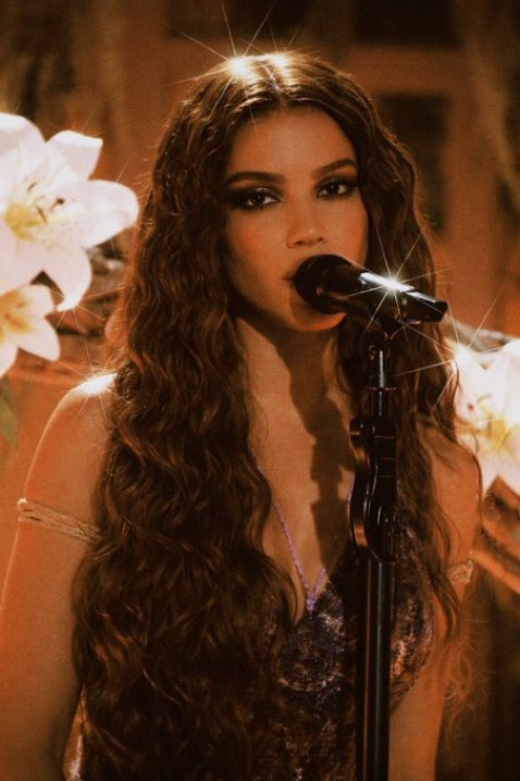 Os Garotin aclamam Anitta:

“Continua sendo a #1, mesmo depois de 15 anos. Isso é muito difícil. O artista ser atemporal é uma das tarefas mais complicadas. E Anitta é a referência de como fazer isso com muita eficiência, com muito brilhantismo.”