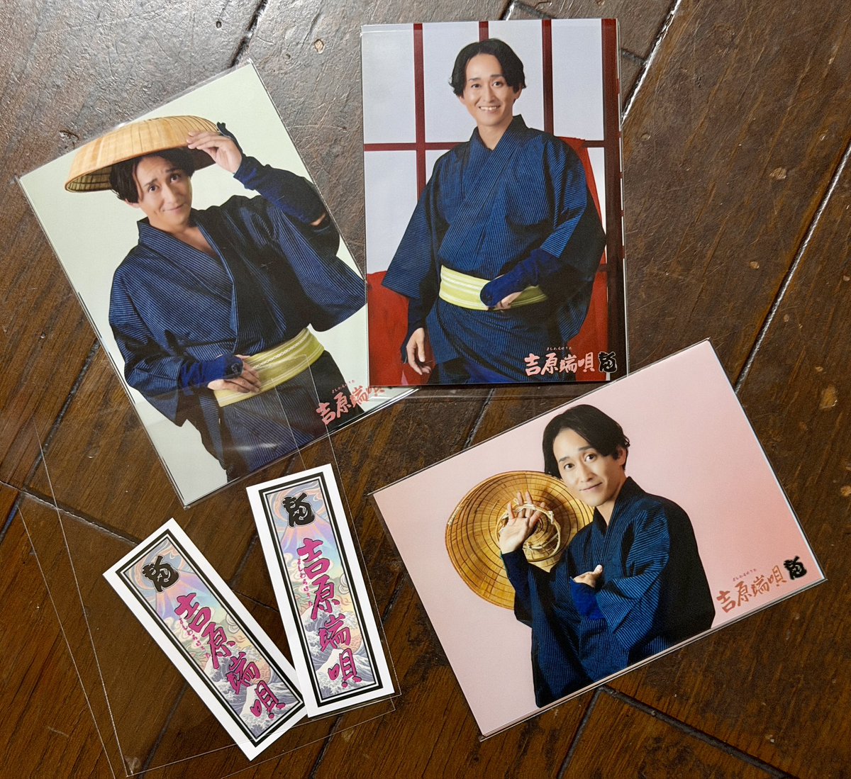 例のブロマイド3種類✨どれも可愛いし、かっこよかった☺️
そして！ステッカー！！！
【主宰・朝比奈文邃の題字】
【座長・山田拓未デザイン】
⇧グッズ一覧に書いてありました🙏🏻
なにやら、出演者のみなさんがお持ちとか？✨手に入れたらお揃いになる💕スマホにも入るいいサイズ📱
#吉原端唄
#くりもん