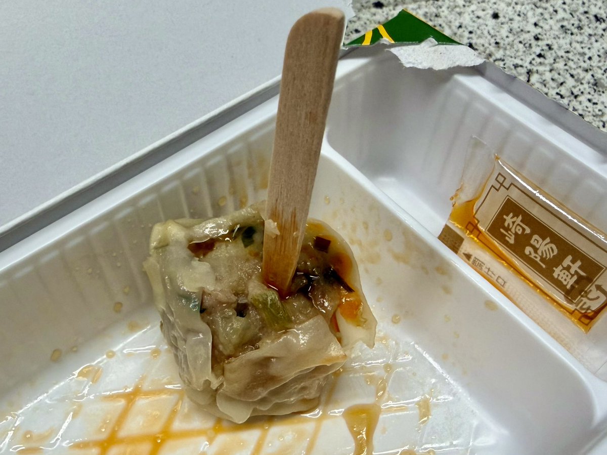eddyan7's tweet photo. 崎陽軒の新発売のぎようざ食べました！
これ良いね！ちゃんと餃子の味がする。
美味い！
昨日Mackさんが買って来てくれました。
楽屋でバンドみんなで食べました。

#崎陽軒 #ぎようざ #unclejack https://t.co/yv5GvRSqWM