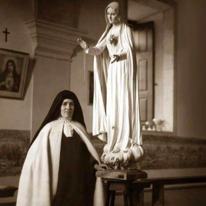 paracleto4's tweet photo. "Il maggior dispetto che possiamo fare al demonio  è pregare per i sacerdoti e la loro santità. Il maligno sa, infatti, che se riesce a corrompere un'anima consacrata, può arrivare a rovinare tante anime di semplici battezzati..."

Suor Lucia di Fatima