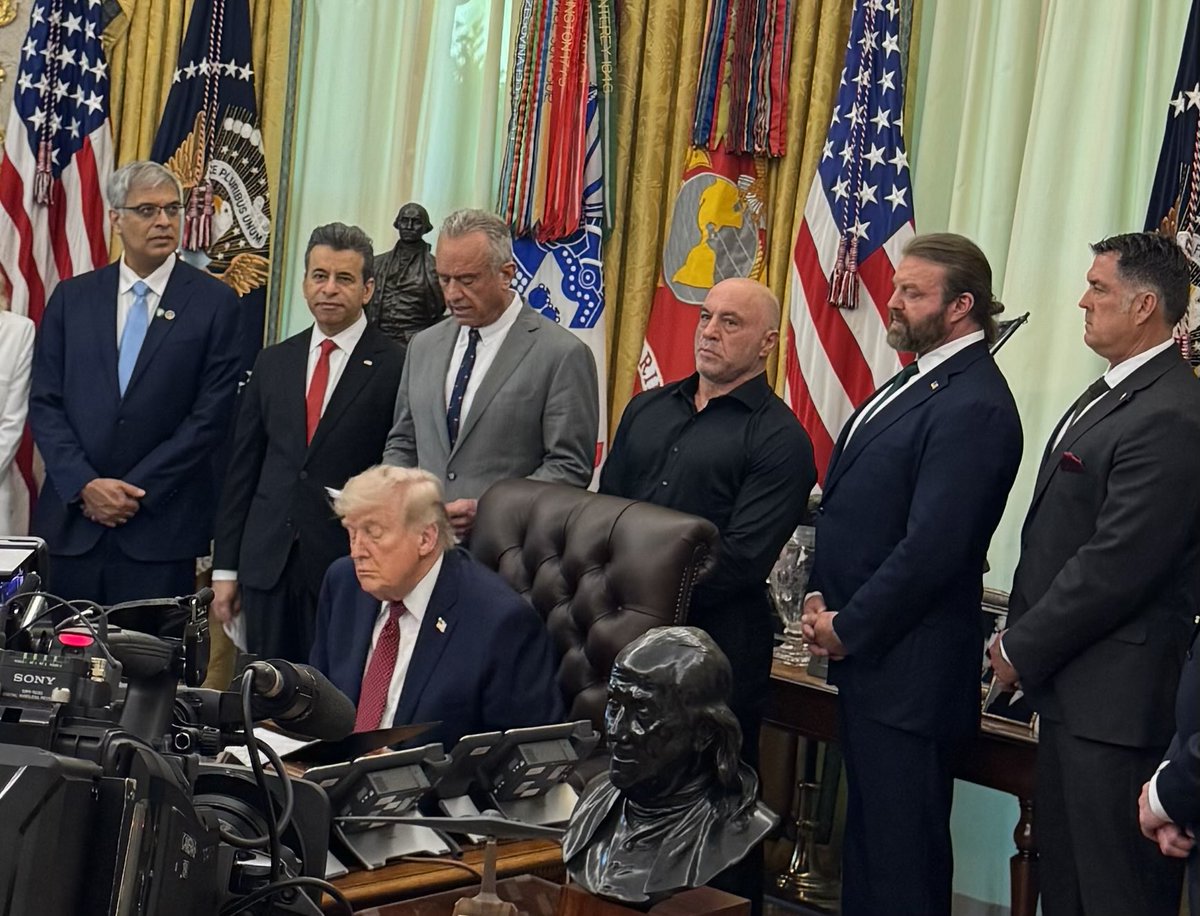 NickJFreitas's tweet image. Joe Rogan in the Oval Office:

I texted President Trump the results from studies demonstrating how this has been saving people from addiction. He texted back “Looks good, let’s do it!”