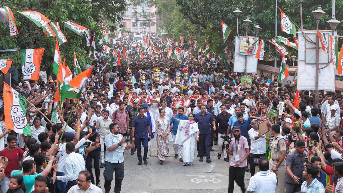 pooja_news's tweet image. #TMC supremo #MamataBanerjee’s roadshow in Howrah today.
