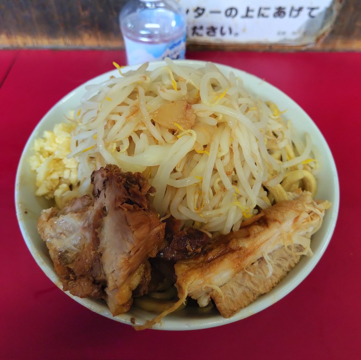 blanco1945's tweet photo. 蓮爾@登戸
ストロング豚骨に惹かれ訪問。甘辛じょっぱいカエシに豚感満載なパワフルスープ。芯の残る極太バキ麺。蓮爾食ってる感満喫。いやー美味かった。 https://t.co/rptivb0Ck8