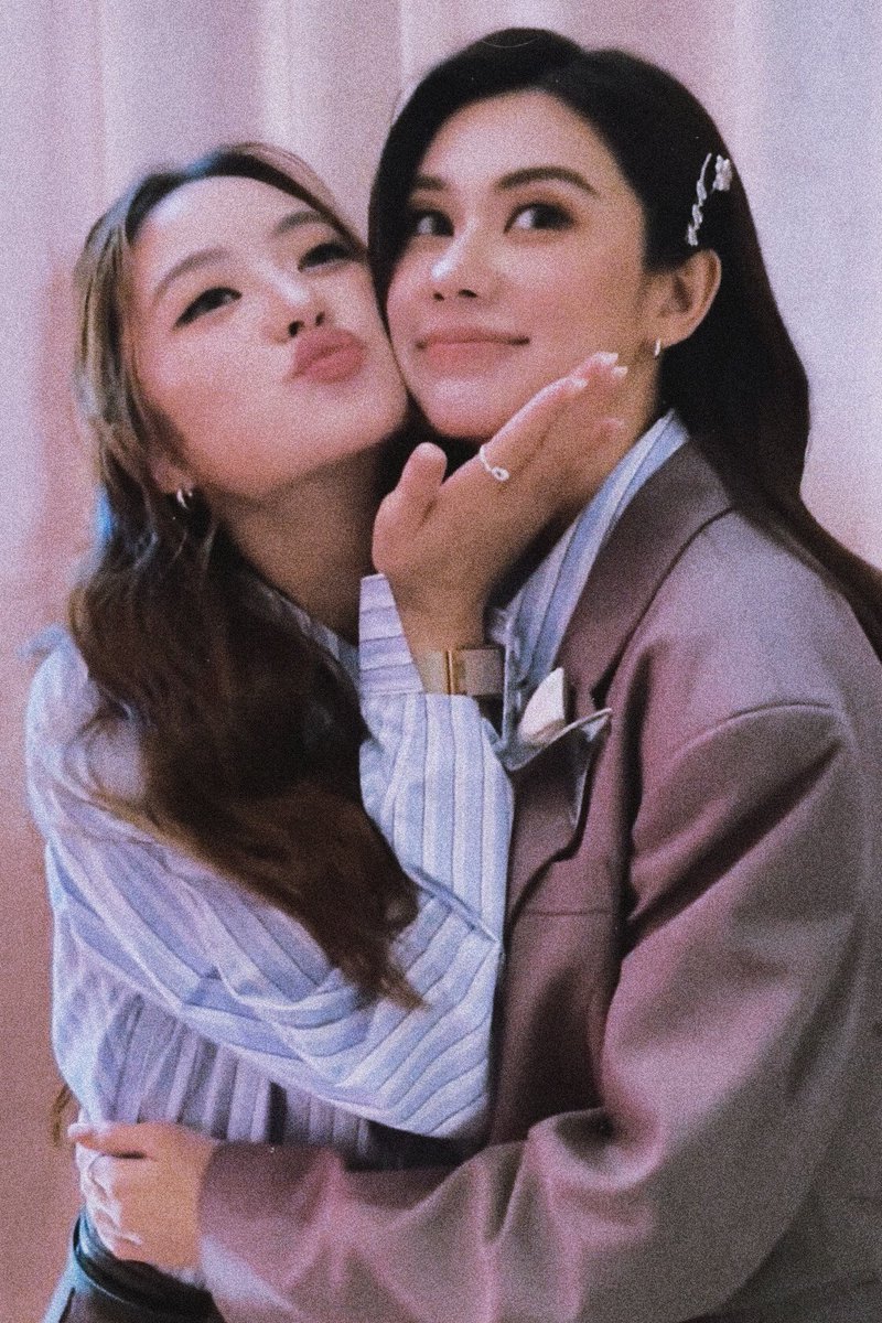 พี่น่ากับหมวยลุคนี้เหมือนป๊าม๊าสมัยจีบกันช่วงยุค90เลยอะ ป๊าจะชอบใส่สูทหลวมๆ ม๊าจะชอบใส่เชิ้ตแขนยาวกระโปรงทรงเอคลุมเข่า ตอนพักกลางวันป๊าจะชอบแว้บไปแผนกม๊าแล้วชวนม๊ากินข้าวด้วย วันวาเลนไทน์ก็จะเซอร์ไพรส์เป็นกุหลาบแดง99ดอก ตามเพลงกุหลาบแดงของไก่พรรณนิภา
