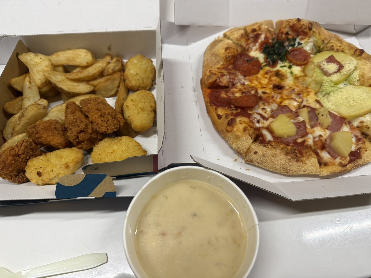 devil_666_dual's tweet photo. 今夜の晩御飯
ドミノピザ🍕
カロリーヤバい😨
#ドミノピザ https://t.co/yUFqln8trS