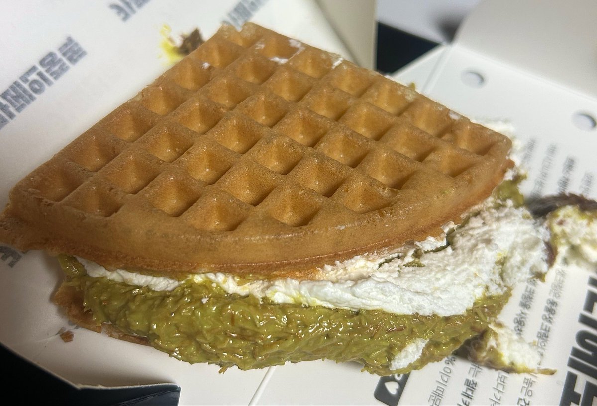 kimchachavv's tweet photo. 카페인중독 두바이초코와플 후기 :

배달이라그런지 빵 부분이 빠삭!하진 않앗는데
그래듀 눅눅하진 않앗음
스프레드는 내입맛엔 좀 달긴햇는데
캬쟉캬쟉 개맛잇다ㅠ!!!!!!!!!!!!!
최소주문금액땜에 폭탄(x2)
으로햇더니 두바이가 막 넘쳐요
좀비싸긴함 ㅎ;; https://t.co/hQDUC8KRZ7