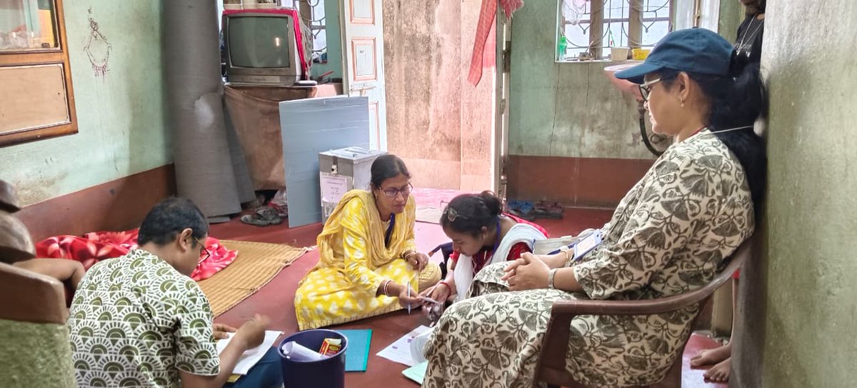 CEOWestBengal's tweet photo. Hon'ble General Observer is present alongwith the Polling team while home voting is going on for AVSC &amp; AVPD voters of 197 Dhaniakhali (SC) AC under Hooghly district of West Bengal.
#WBLA2026 #HomeVoting  
@ECISVEEP
@SpokespersonECI
@PIBKolkata
@airnews_kolkata
@DMHooghly https://t.co/v3LWYdOHoe