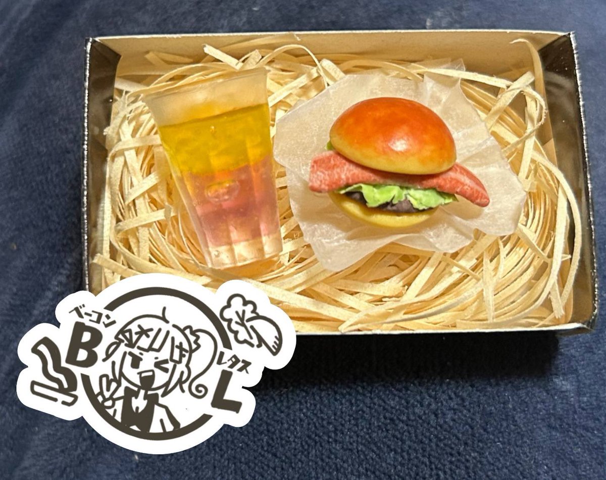 aokakapo's tweet photo. #にじそうさく11   のお知らせ

はやせと一緒にお昼配信をイメージしたミニチュアセットを頒布します！

・イメージカラーソーダ
・BLバーガー（BLTトマト抜き）
レトロ風マッチ箱に入れた2点セットで700円

ぱぺにもオススメのサイズです

西1・た-65でお待ちしております✨ https://t.co/7wp066xC2y