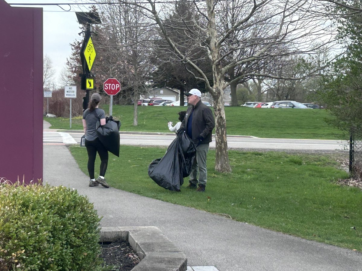 140thBill's tweet photo. Happy #EarthDay, a bit ahead of schedule! As is our tradition, my team and I joined @TonawandaYPR’s annual Lincoln Park and Rails to Trails cleanup, doing our best to help out our beautiful little corner of the globe. Thanks for being there, everyone! https://t.co/qj0LiCdEnz