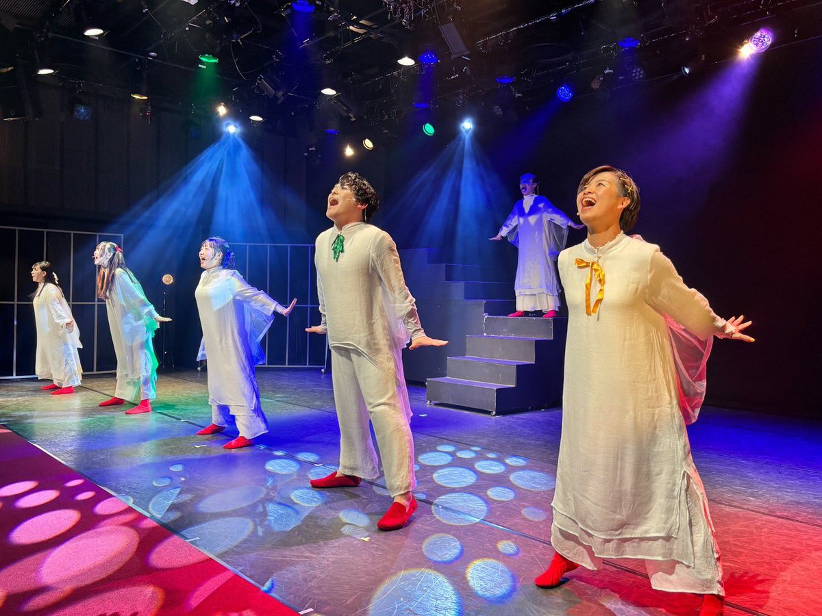 tcmltt_2025's tweet photo. 『Nipponia Nippon』
満員御礼の中、本日も2公演を無事に終えました‼️
鳴り止まぬ拍手に出演者一同嬉しい限りです。本当にありがとうございます。

明日は千秋楽。超満席となっておりますが、見切れ席やキャンセル待ちで、若干ご案内できる可能性がございます。

ご希望の方はぜひお問い合わせください。

#夜明けMLTT2026
#TC夜明け
#MLTT 

【残席状況】（4/18時点）
△：残席僅か／×：満席・キャンセル待ち

4/19(⽇) 
ー昼公演ー
13:00 「改心の先に」A組【×】
14:00 「Nipponia Nippon」【×】
15:00 「改心の先に」C組【△】

【キャンセル待ちについて】
満席（×）の回はキャンセル待ちを承っております。
ご希望の方は、下記内容を明記の上メールにてご連絡ください。

▼記載内容
・お名前
・希望回
・券種
・電話番号

▼送付先
info@tc-yoake.com

※キャンセルが出た場合のみ、順次ご連絡いたします。