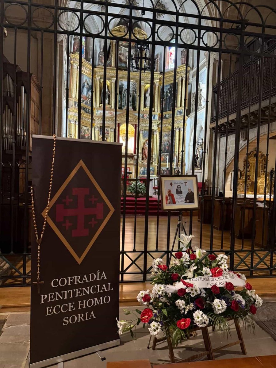 EcceHomoSORIA's tweet photo. Emotiva despedida al Padre Paco esta mañana en la Iglesia de Santo Domingo. Descanse en paz. https://t.co/JUr8sS83zT