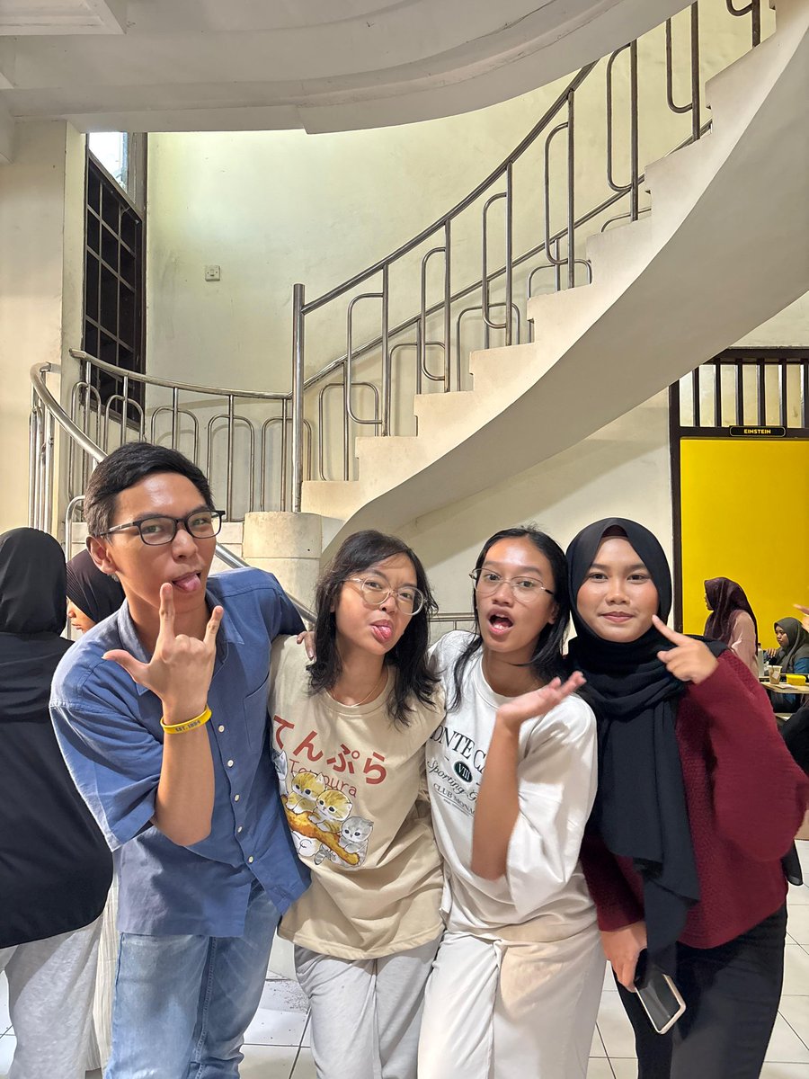 gheeyish's tweet image. last to di eduu huhuhu #aku #sayang #edu #selamanya 💛