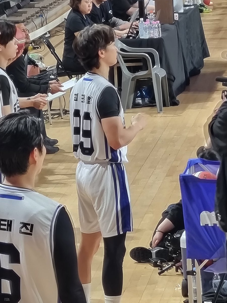 allmaeng_1209's tweet image. 260418 열혈농구단

99 Captain 최민호
그리고 너무 귀엽게 꽉 쥔 두 주먹🐿

#샤이니 #SHINee
#민호 #MINHO #최민호