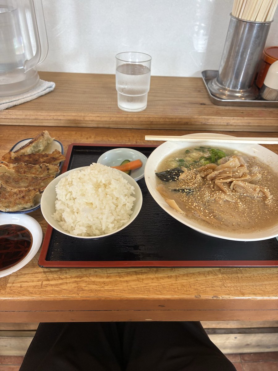 jun1282898's tweet photo. 腹を空かして閉店前に行くけど量が多い🥹
でも美味い
今日はシナチクに餃子と小飯
#うちだラーメン https://t.co/wbUJqJQR4h