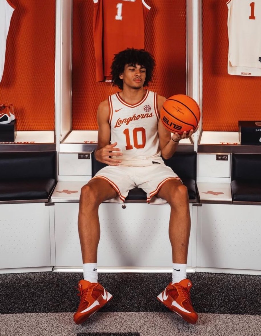 jalenpolobrown's tweet image. Texas signee Austin Goosby (@GoosbyAustin) in the Jordan Brand Classic last night:

🔸10 PTS
🔸6 REB
🔸5 AST
🔸1 STL
🔸14 MIN

#Hookem | #Texas