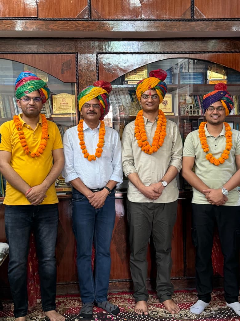 कोई पटकथा लिखें तो हरिराम जी जैसी लिखें 

इस तस्वीर में उनके चरण स्पर्श कर रहे उनके तीन बेटे हैं 
2021 RAS में चयनित ऋषिराज कपिल 
2023 RAS में चयनित पुष्पराज भारती 
2024 RAS में चयनित कमलेश भारती 

लगातार परिवार से 3 जनों का RAS के रूप में चयन होकर सफलता प्राप्त करना बेहतरीन