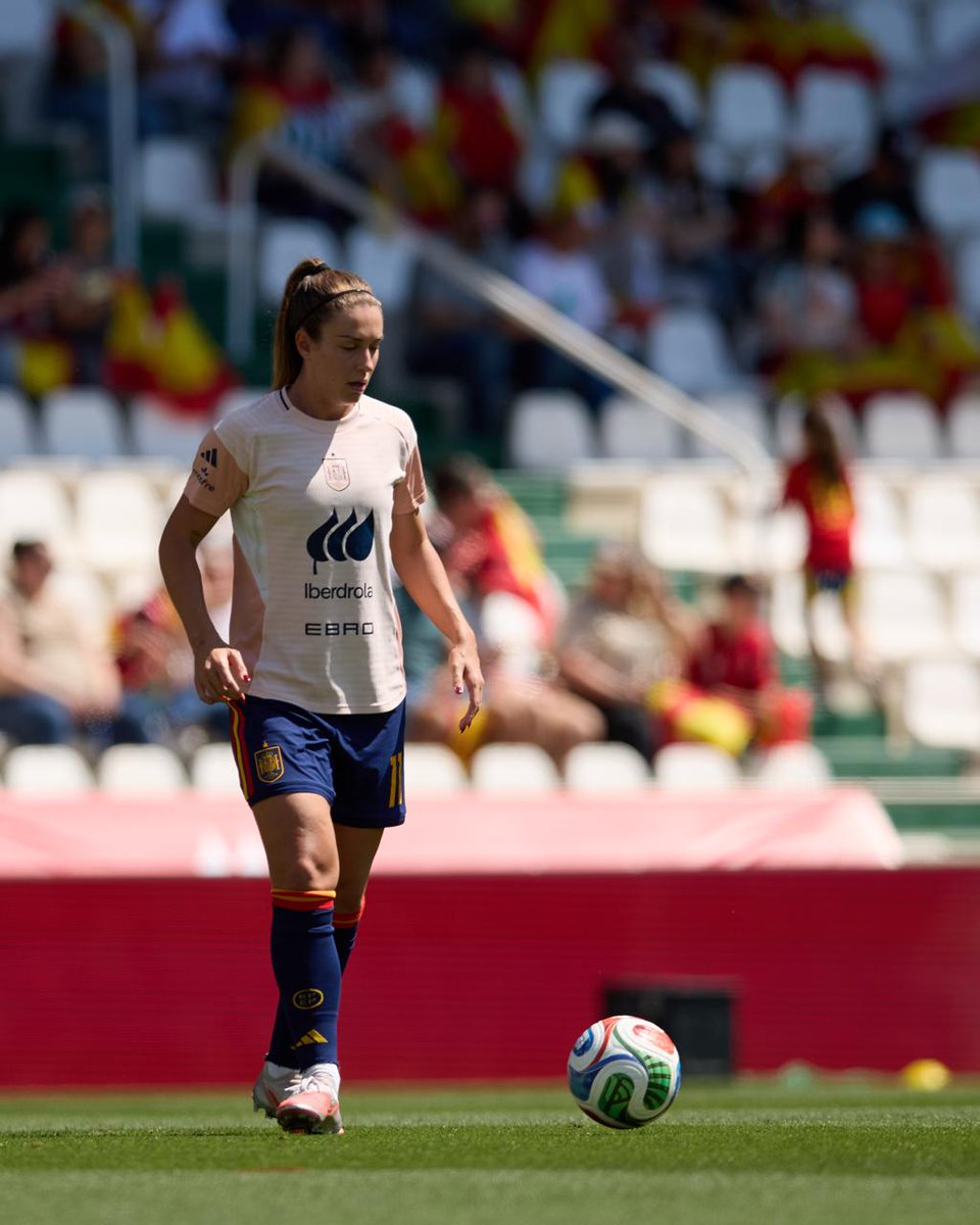 SEFutbolFem's tweet image. 🙌  Suenan los onces por la megafonía mientras se retiran las jugadoras entre ovaciones 🙌

¡𝗘𝗺𝗽𝗲𝘇𝗮𝗺𝗼𝘀 𝗲𝗻 𝗻𝗮𝗱𝗮!

📺 @La1_tve

#FIFAWWC | #JugarLucharYGanar